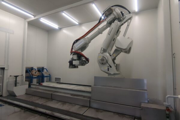 Bild eines Industriellen Roboters mit Bearbeitungswerkzeug